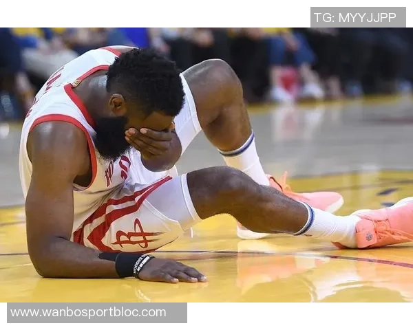 哈登遭遇痛苦倒地引发美媒调侃称其碰瓷行为实在无耻